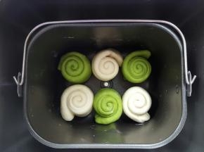 11．全部卷好后，如上图排列好颜色，放入面包机桶内进行二发。