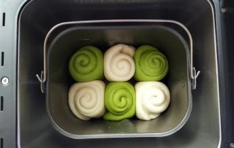 12．发酵到面团明显膨胀后，轻按慢回弹即可。 设置面包机，烧色中，烤制40分钟。