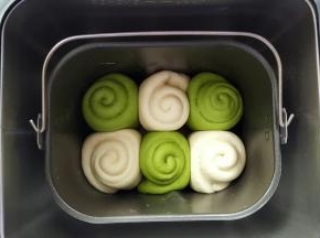 12．发酵到面团明显膨胀后，轻按慢回弹即可。 设置面包机，烧色中，烤制40分钟。