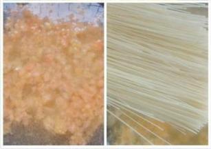 加入清水烧开，烧开之后放入面条煮几分钟