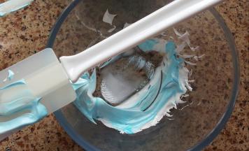 5.放入裱花袋中，挤出可爱的蛋白糖。