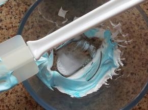 5.放入裱花袋中，挤出可爱的蛋白糖。