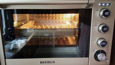 7.烤箱上火90度下火100度，二层同烤100分钟。（当然烤制时间与你所挤蛋白糖的大小有关）