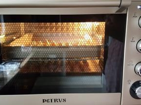 7.烤箱上火90度下火100度，二层同烤100分钟。（当然烤制时间与你所挤蛋白糖的大小有关）