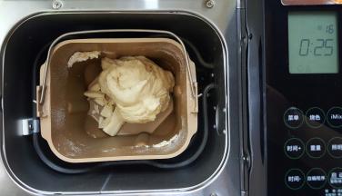 2．面团揉至可以扯出筋膜的时候，加入黄油继续揉面。