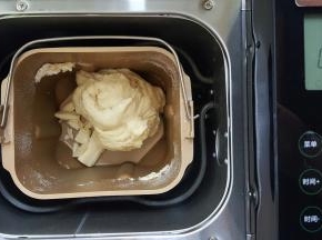 2．面团揉至可以扯出筋膜的时候，加入黄油继续揉面。