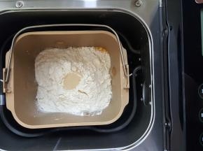 1．主料中除黄油外全部用料称量准确，放入面包机桶内，设定揉面程序。