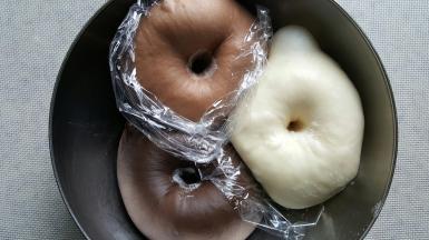 4．当面团发酵至原体积的两倍大时，即为发酵好了。