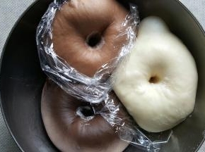 4．当面团发酵至原体积的两倍大时，即为发酵好了。