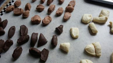 5．不同颜色的三个面团每一份，分为18小份（分割不必太均匀，这样更加自然）。