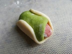 7．浅棕色在中间用深棕色包裹，最外层用白色面皮包成圆柱形。