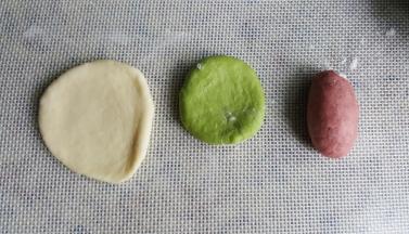 6．将三种不同颜色的小面团分别制作成上图所示的样子。