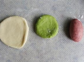 6．将三种不同颜色的小面团分别制作成上图所示的样子。