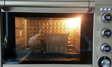 10．放入预热好的烤箱中上下火175度，中下层烤35分钟。