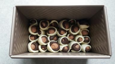 8．不规则的排列在面包模具底部，进行二次发酵。