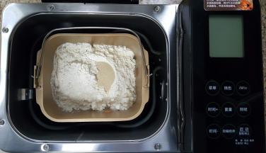 1．将除黄油外的全部材料放入面包机桶内，设定揉面程序