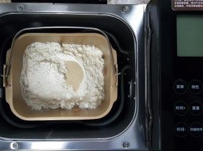 1．将除黄油外的全部材料放入面包机桶内，设定揉面程序
