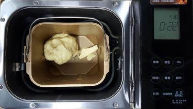 2．在揉面的停歇时间中加入黄油继续。