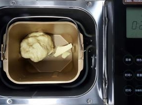 2．在揉面的停歇时间中加入黄油继续。