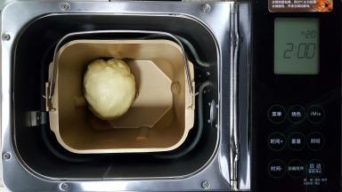 3．揉面程序结束后，成为滋润的面团。