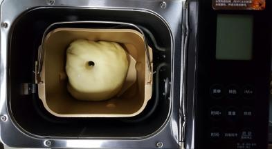 4．选取面包机发酵功能，当面团发酵至原来体积二倍大时就可以了。（中间用手指蘸一些面粉，戳洞不回缩即为发酵好了）