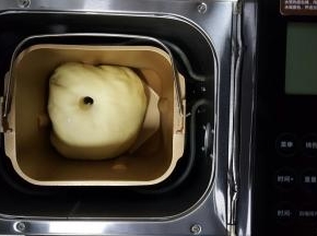 4．选取面包机发酵功能，当面团发酵至原来体积二倍大时就可以了。（中间用手指蘸一些面粉，戳洞不回缩即为发酵好了）