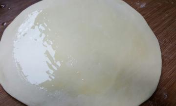 7．第一片面片上抹融化的黄油。