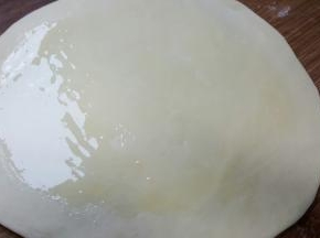 7．第一片面片上抹融化的黄油。