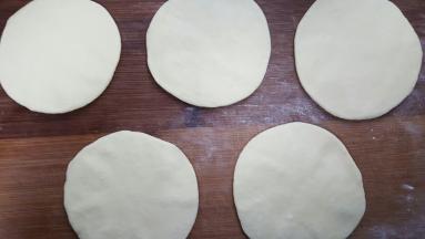 6．将五份面团压扁，擀成薄薄的片。（要大于模具底部的面积）