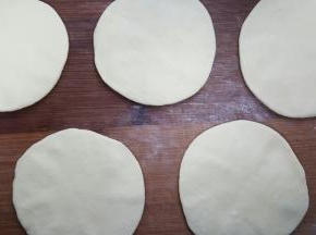 6．将五份面团压扁，擀成薄薄的片。（要大于模具底部的面积）