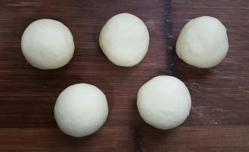 5．面团取出平均分成5份滚圆，松弛10分钟。