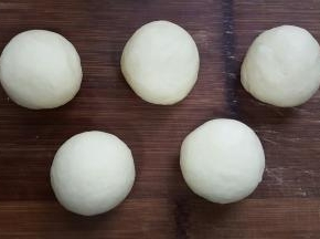 5．面团取出平均分成5份滚圆，松弛10分钟。