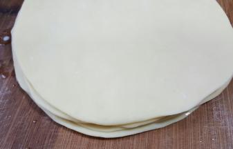 9．依次将5张叠加好，最后一片上面不抹黄油。