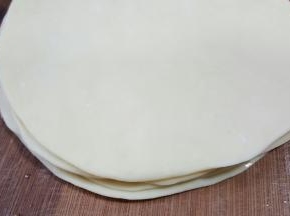 9．依次将5张叠加好，最后一片上面不抹黄油。