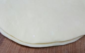 8．将第二片压在第一片抹好黄油的上面。