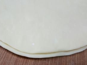 8．将第二片压在第一片抹好黄油的上面。