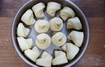 11．把16块依次卷好放进模具底部，进行第二次发酵。