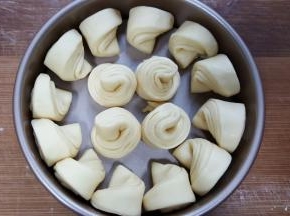 11．把16块依次卷好放进模具底部，进行第二次发酵。