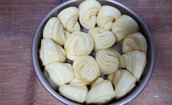 12．发酵好后表面刷全蛋液。