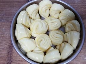 12．发酵好后表面刷全蛋液。