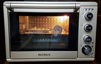 13．放入烤箱中层，上下火170度，烤20分钟。