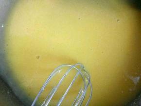 蛋黄蛋白分离，放入两个无水无油的干净盆里，蛋黄加1/3白糖搅拌均匀。