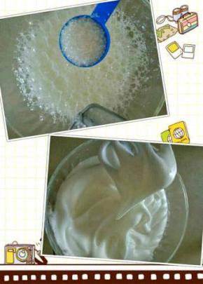 再把剩余的糖分三次加入到蛋白中。打发至拉尖