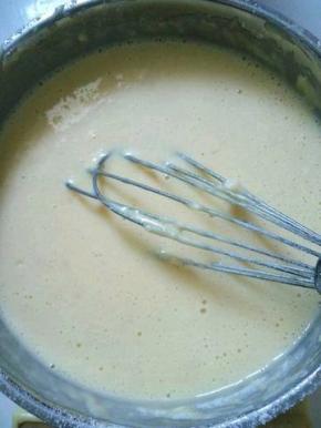 再筛入面粉搅拌均匀，在做蛋糕糊的同时，锅里烧开水。