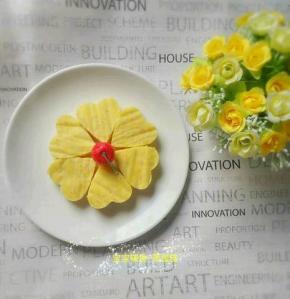 再用模具切成造型，就0K了。