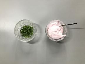 棉花糖先称量好，迷迭香洗净后取叶并切碎。