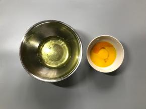 先分离蛋白和蛋黄，注意蛋白盆必须无油无水，分离过程不可混入蛋黄。