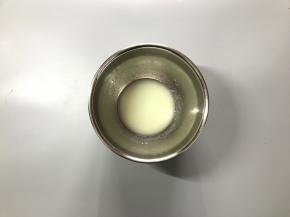 取一干净的盆，加入植物油和牛奶。用手抽快速搅打至充分融合。