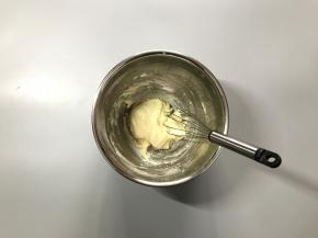 筛入低粉。手抽之字形打至面糊细腻无颗粒。