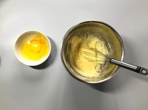 先加入一半的蛋黄，继续用手抽之字形充分混合。
